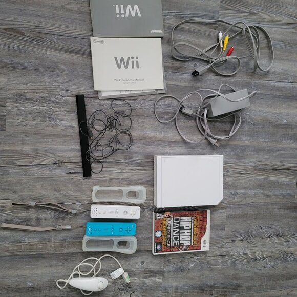 Wii game console with accessories and game - Picture 9 of 9